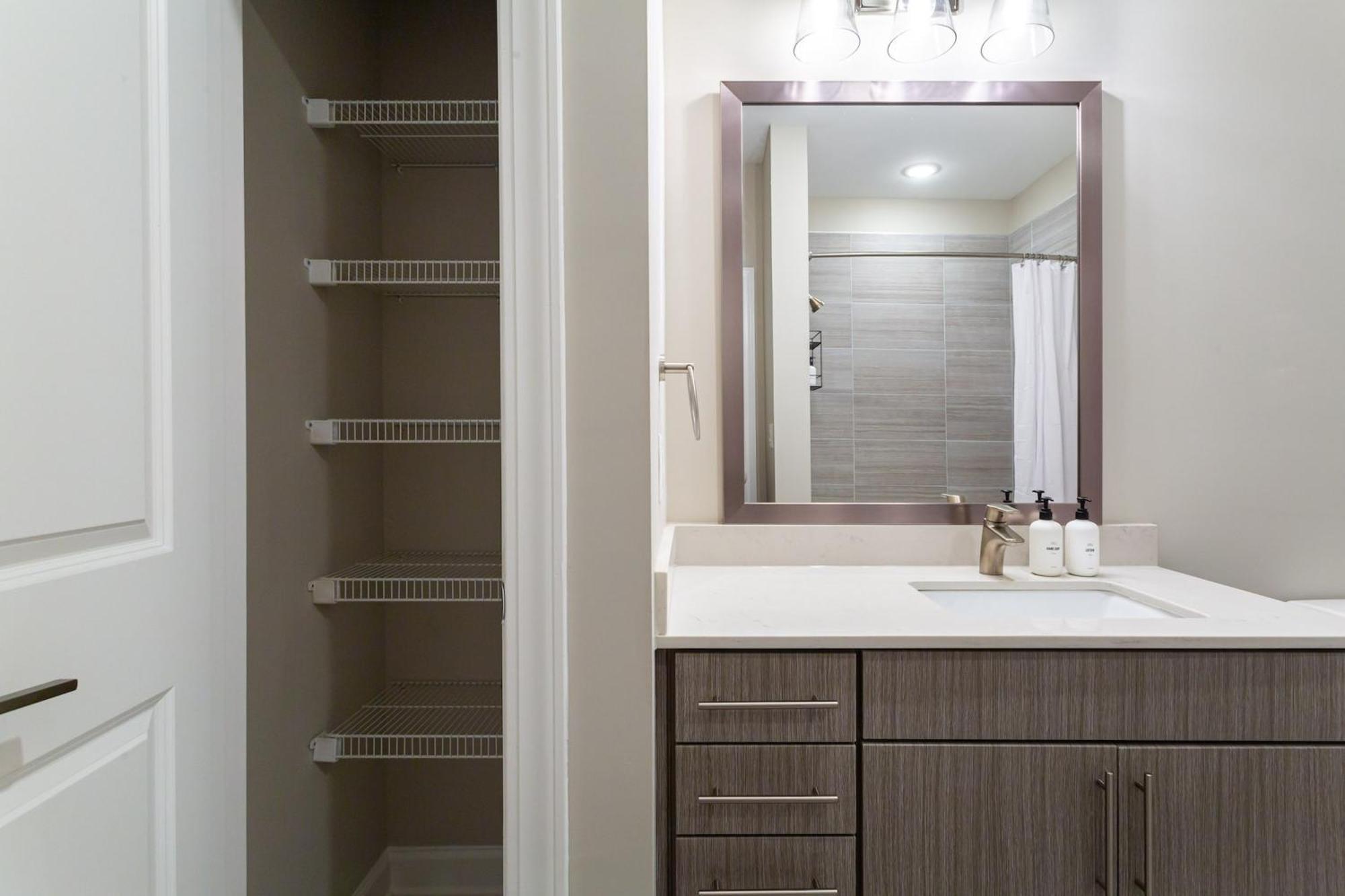 Kasa Freemorewest Charlotte Ruang foto